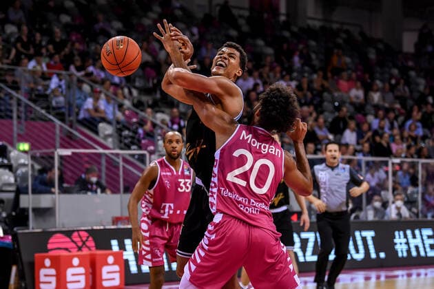 Test match, Telekom Baskets Bonn vs Basketball Löwen Braunschweig, 17 09 2021 Brandon Tischler Basketball Löwen Braunschweig, 13 , Jeremy Morgan Telekom Baskets Bonn, 20 , Test match, Telekom Baskets Bonn vs Basketball Löwen Braunschweig on 17 09 2021 at Telekom Dome Bonn, Bonn Nordrhein Westfalen Copyright: xBEAUTIFULxSPORTS Mueller-Laschetx