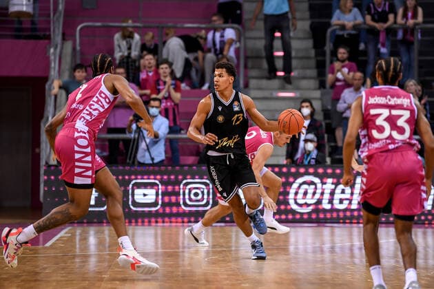 Test match, Telekom Baskets Bonn vs Basketball Löwen Braunschweig, 17 09 2021 Brandon Tischler Basketball Löwen Braunschweig, 13 , Justin Gorham Telekom Baskets Bonn, 4 , Test match, Telekom Baskets Bonn vs Basketball Löwen Braunschweig on 17 09 2021 at Telekom Dome Bonn, Bonn Nordrhein Westfalen Copyright: xBEAUTIFULxSPORTS Mueller-Laschetx