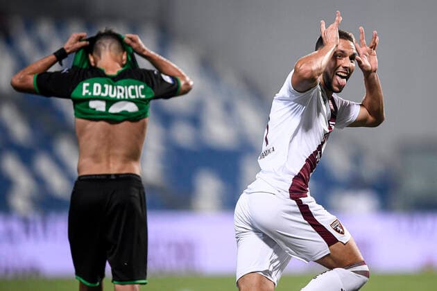 Bilder des Jahres 2021, Sport 09 September Sport Themen der Woche KW37 Sport Bilder des Tages US Sassuolo v Torino FC - Serie A Marko Pjaca (R) of Torino FC celebrates after scoring a goal as Filip Djuricic of US Sassuolo looks dejected during the Serie A football match between US Sassuolo and Torino FC. Reggio Emilia Italy Copyright: xNicolòxCampox
