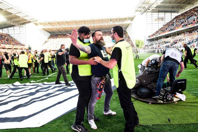 Bilder des Jahres 2021, Sport 09 September Sport Themen der Woche KW37 Sport Bilder des Tages incidents entre supporters Lensois et Lillois a la mi temps FOOTBALL : RC Lens vs LOSC - Derby du Nord - 18 09 2021 JBAutissier Panoramic 