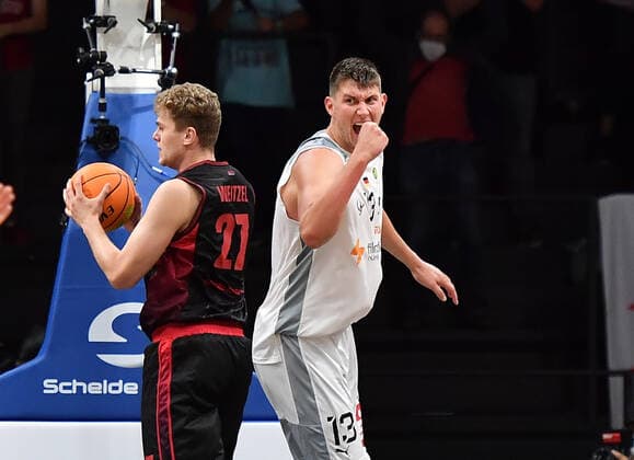 18 09 2021 Basketball Saison 2021 2022 2 Bundesliga Pro A 01 Spieltag Nürnberg Falcons Basketball Club NBC Artland Dragonss OGo Jonas Weitzel 27, Artland Dragons Jonathan Maier 13, Nürnberg Falcons BC NBC Jubel Freude