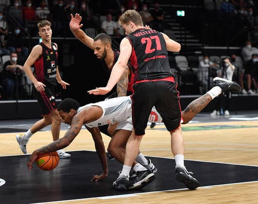 18 09 2021 Basketball Season 2021 2022 2 Bundesliga Pro A 01 Matchday Nuremberg Falcons Basketball Club NBC Artland Dragons OGo Dupree Mc Brayer 1, Nuremberg Falcons BC NBC Taren Valdis Sullivan 13, Artland Dragons Jonas Weitzel 27, Artland Dragons