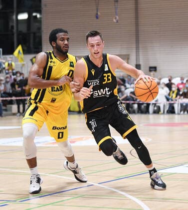 Basketball 2 Bundesliga 2021 2022 1 Matchday 18 09 2021 Tigers Tuebingen VfL Kirchheim Knight Ryan Richard Mikesell r, Tigers vs Ian Dubose li, VfL Kirchheim Knight.