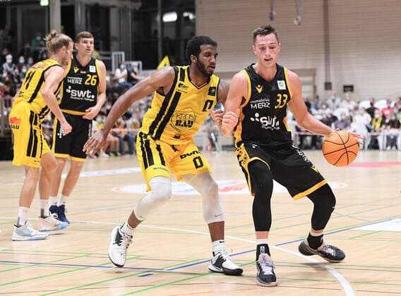 Basketball 2 Bundesliga 2021 2022 1 Matchday 18 09 2021 Tigers Tuebingen VfL Kirchheim Knight Ryan Richard Mikesell re, Tigers vs Ian Dubose centre, VfL Kirchheim Knight.