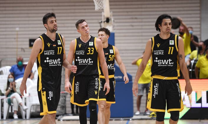 Basketball 2 Bundesliga 2021 2022 1 Matchday 18 09 2021 Tigers Tuebingen VfL Kirchheim Knight Disappointment Tigers Mateo Seric , Ryan Richard Mikesell, Joanic Gruettner Bacoul and Erol Ersek v li.