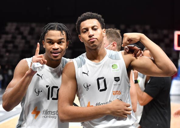 18 09 2021 Basketball Season 2021 2022 2 Bundesliga Pro A 01 Matchday Nuremberg Falcons Basketball Club NBC Artland Dragonss OGo Evan Taylor 10, Nuremberg Falcons BC NBC Matthew Moyer 0, Nuremberg Falcons BC NBC Cheering joy after the end of the game.