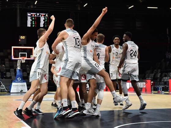 18.09.2021 - Basketball - Saison 2021 2022 - 2. Bundesliga Pro-A - 01. Spieltag: Nürnberg Falcons Basketball Club NBC - Artland Dragonss - OGo - Mannschaft Team feiert nach Spielende