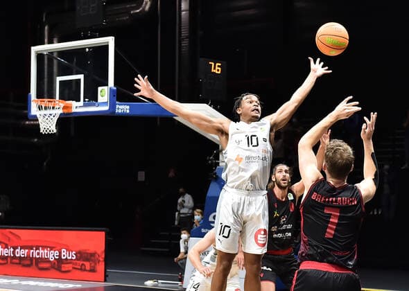 18 09 2021 Basketball Season 2021 2022 2 Bundesliga Pro A 01 Matchday Nürnberg Falcons Basketball Club NBC Artland Dragonss OGo Evan Taylor 10, Nürnberg Falcons BC NBC Adrian Breitlauch 7, Artland Dragons