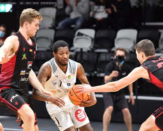 18 09 2021 Basketball Season 2021 2022 2 Bundesliga Pro A 01 Matchday Nürnberg Falcons Basketball Club NBC Artland Dragonss OGo Jonas Weitzel 27, Artland Dragons Dupree Mc Brayer 1, Nürnberg Falcons BC NBC
