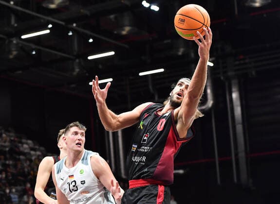 18 09 2021 Basketball Season 2021 2022 2 Bundesliga Pro A 01 Matchday Nürnberg Falcons Basketball Club NBC Artland Dragonss OGo Jonathan Maier 13, Nürnberg Falcons BC NBC Adam Pechacek 0, Artland Dragons
