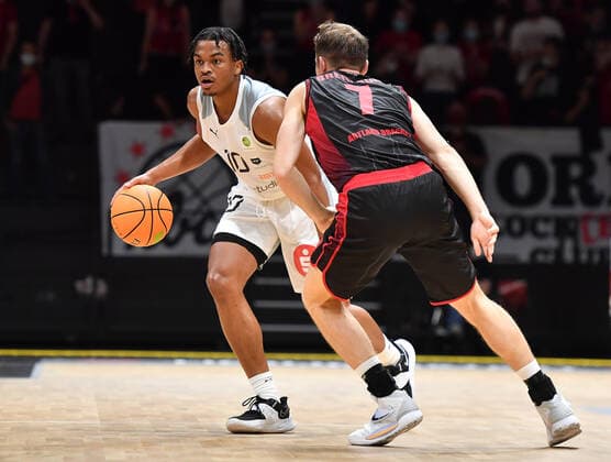 18 09 2021 Basketball Season 2021 2022 2 Bundesliga Pro A 01 Matchday Nürnberg Falcons Basketball Club NBC Artland Dragonss OGo Evan Taylor 10, Nürnberg Falcons BC NBC Adrian Breitlauch 7, Artland Dragons