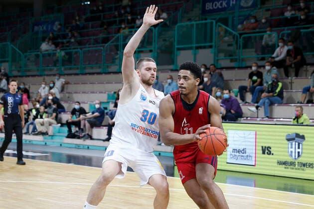 Basketball expert Jakob Cup 2021 at Oberfrankenhalle in Bayreuth Season 2021 2022 SIG Strasbourg vs Syntainics MBC Matt Mitchell SIG Strasbourg 11 right Jakub Garbacz Syntainics MBC 30 left