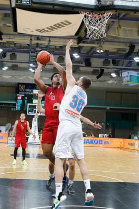 Basketball expert Jakob Cup 2021 at Oberfrankenhalle in Bayreuth Season 2021 2022 SIG Strasbourg vs Syntainics MBC Matt Mitchell SIG Strasbourg 11 left Jakub Garbacz Syntainics MBC 30 right