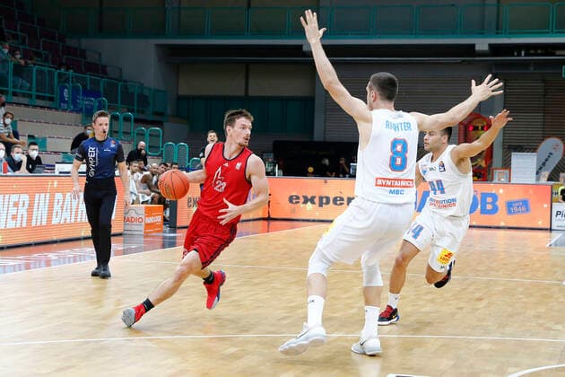 Basketball expert Jakob Cup 2021 in the Oberfrankenhalle in Bayreuth Season 2021 2022 SIG Strasbourg against Syntainics MBC Jean Baptiste Maille SIG Strasbourg 23 left Johannes Richter Syntainics MBC 8 left