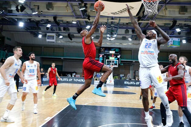 Basketball expert Jakob Cup 2021 at Oberfrankenhalle in Bayreuth Season 2021 2022 SIG Strasbourg vs Syntainics MBC DeAndre Lansdowne SIG Strasbourg 9 left Chris Coffey Syntainics MBC 22 right