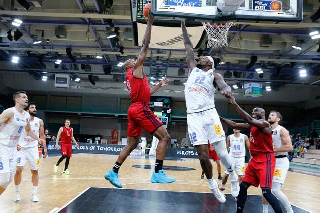 Basketball expert Jakob Cup 2021 at Oberfrankenhalle in Bayreuth Season 2021 2022 SIG Strasbourg vs Syntainics MBC DeAndre Lansdowne SIG Strasbourg 9 left Chris Coffey Syntainics MBC 22 right