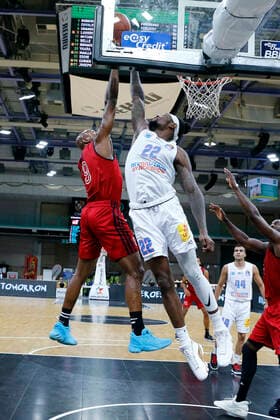 Basketball expert Jakob Cup 2021 at Oberfrankenhalle in Bayreuth Season 2021 2022 SIG Strasbourg vs Syntainics MBC DeAndre Lansdowne SIG Strasbourg 9 left Chris Coffey Syntainics MBC 22 right