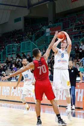 Basketball expert Jakob Cup 2021 in the Oberfrankenhalle in Bayreuth Season 2021 2022 SIG Strasbourg vs Syntainics MBC Gaylor Curier SIG Strasbourg 70 left Johannes Richter Syntainics MBC 8 right