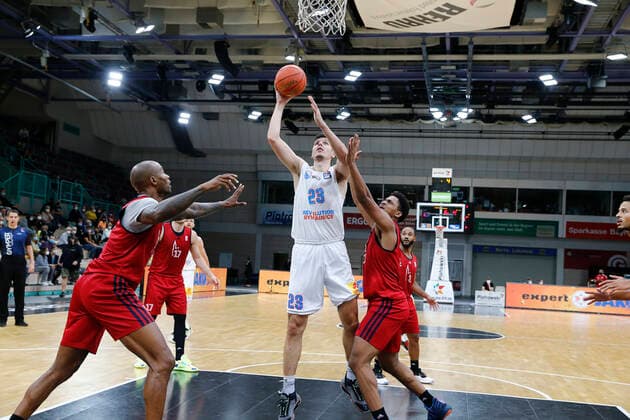 Basketball expert Jakob Cup 2021 at Oberfrankenhalle in Bayreuth Season 2021 2022 SIG Strasbourg vs Syntainics MBC Matt Mitchell SIG Strasbourg 11 right Goran Huskic Syntainics MBC 23 center
