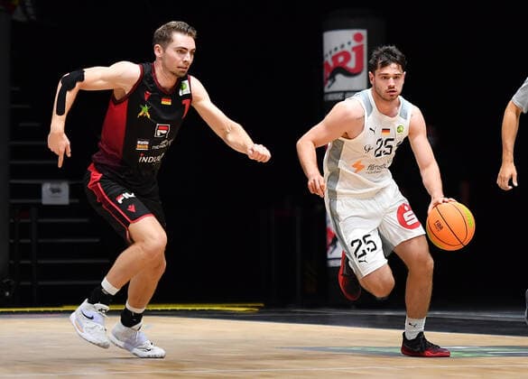 18 09 2021 Basketball Season 2021 2022 2 Bundesliga Pro A 01 Matchday Nürnberg Falcons Basketball Club NBC Artland Dragonss OGo Adrian Breitlauch 7, Artland Dragons Tim Köpple Koepple 25, Nürnberg Falcons BC NBC