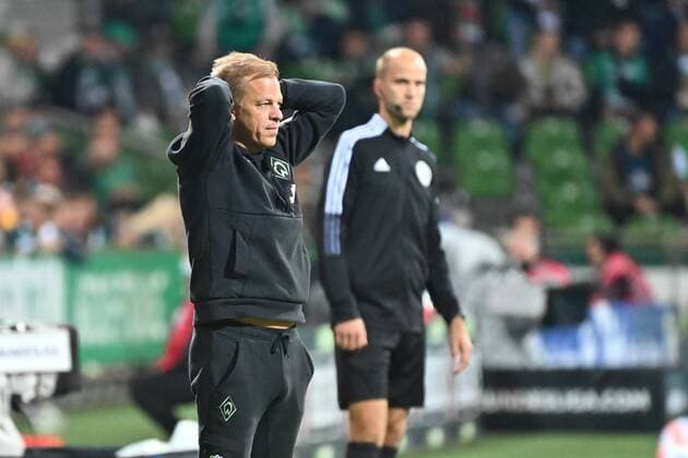 GER, 2 FBL, SV Werder Bremen vs Hamburger SV 18 09 2021, wohninvest Weserstadion, Bremen, GER, 2 FBL, SV Werder Bremen vs Hamburger SV in picture shows coaching zone sideline coaching area technical zone coach Markus Anfang Werder Bremen is stumped nordphotoxGmbHx xKokenge nph00001
