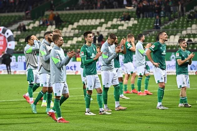 GER, 2 FBL, SV Werder Bremen vs Hamburger SV 18 09 2021, wohninvest Weserstadion, Bremen, GER, 2 FBL, SV Werder Bremen vs Hamburger SV in picture shows end of match final score 0 2 Thanks to the fans after the match from the Werder players nordphotoxGmbHx xKokenge nph00001