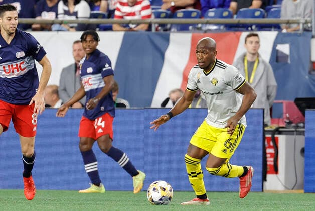 FOXBOROUGH, MA - SEPTEMBER 18: Columbus Crew midfielder Darlington Nagbe (6) looks up field during a match between the New England Revolution and the Columbus Crew SC on September 18, 2021, at Gillette Stadium in Foxborough, Massachusetts. (Photo by Fred Kfoury III Icon Sportswire) SOCCER: SEP 18 MLS, Fussball Herren, USA - Columbus Crew SC at New England Revolution Icon482210918008