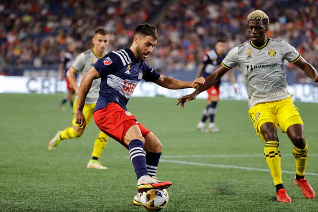 FOXBOROUGH, MA - SEPTEMBER 18: New England Revolution forward Carles Gil (22) cuts from Columbus Crew forward Gyasi Zardes (11) during a match between the New England Revolution and the Columbus Crew SC on September 18, 2021, at Gillette Stadium in Foxborough, Massachusetts. (Photo by Fred Kfoury III Icon Sportswire) SOCCER: SEP 18 MLS, Fussball Herren, USA - Columbus Crew SC at New England Revolution Icon482210918014