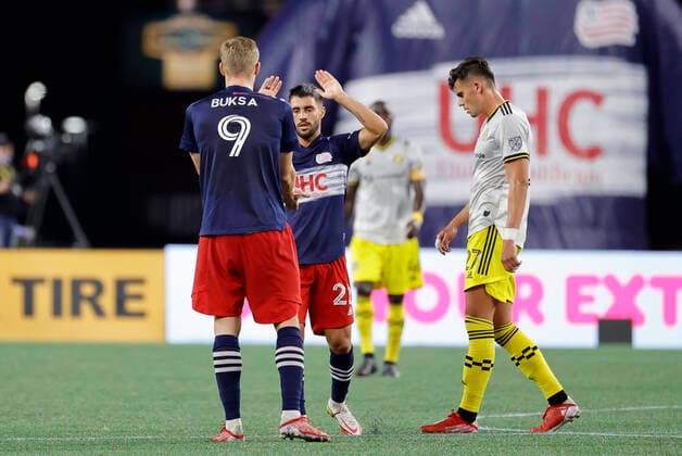 FOXBOROUGH, MA - SEPTEMBER 18: New England Revolution forward Carles Gil (22) congratulates New England Revolution forward Adam Buksa (9) after drawing the contest level at 1-1 during a match between the New England Revolution and the Columbus Crew SC on September 18, 2021, at Gillette Stadium in Foxborough, Massachusetts. (Photo by Fred Kfoury III Icon Sportswire) SOCCER: SEP 18 MLS, Fussball Herren, USA - Columbus Crew SC at New England Revolution Icon482210918022