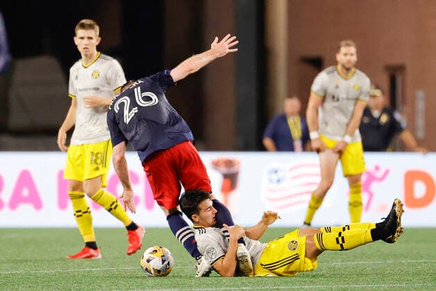 FOXBOROUGH, MA - SEPTEMBER 18: Columbus Crew midfielder Isaiah Parente (16) grabs onto New England Revolution midfielder Tommy McNamara (26) during a match between the New England Revolution and the Columbus Crew SC on September 18, 2021, at Gillette Stadium in Foxborough, Massachusetts. (Photo by Fred Kfoury III Icon Sportswire) SOCCER: SEP 18 MLS, Fussball Herren, USA - Columbus Crew SC at New England Revolution Icon482210918028