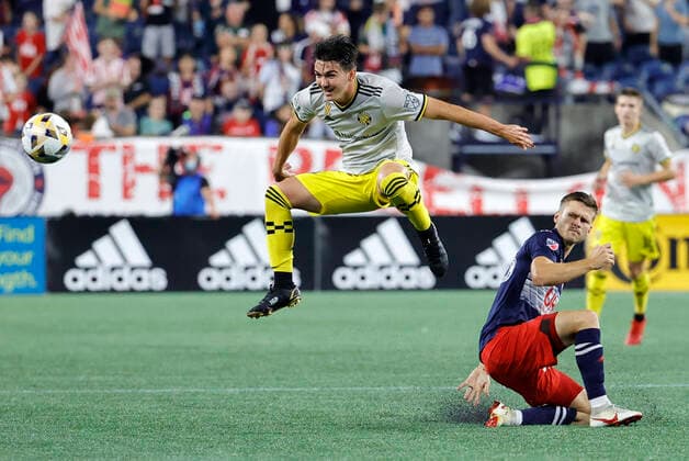 FOXBOROUGH, MA - SEPTEMBER 18: Columbus Crew midfielder Isaiah Parente (16) leaps over New England Revolution midfielder Arn—r Ingvi Traustason (25) during a match between the New England Revolution and the Columbus Crew SC on September 18, 2021, at Gillette Stadium in Foxborough, Massachusetts. (Photo by Fred Kfoury III Icon Sportswire) SOCCER: SEP 18 MLS, Fussball Herren, USA - Columbus Crew SC at New England Revolution Icon482210918031