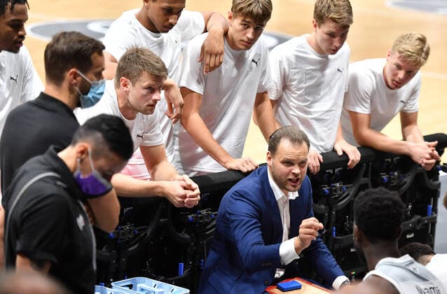 18 09 2021 Basketball Season 2021 2022 2 Bundesliga Pro A 01 Matchday Nuremberg Falcons Basketball Club NBC Artland Dragonss OGo Vytautas Buzas Coach Headcoach Nuremberg Falcons BC NBC speaks to the team Team