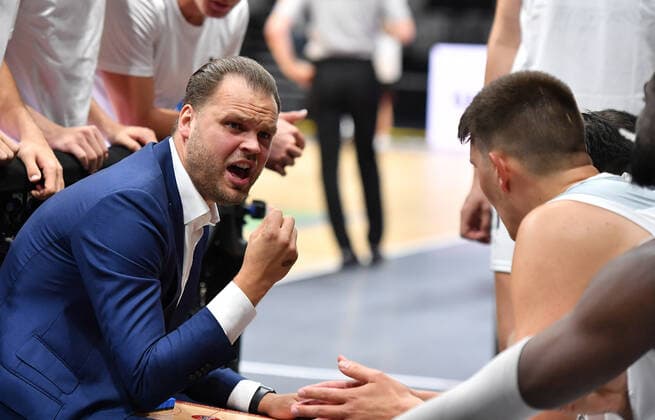 18 09 2021 Basketball Season 2021 2022 2 Bundesliga Pro A 01 Matchday Nuremberg Falcons Basketball Club NBC Artland Dragonss OGo Vytautas Buzas Coach Headcoach Nuremberg Falcons BC NBC speaks to the team Team