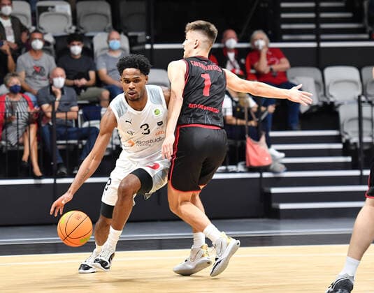 18 09 2021 Basketball Season 2021 2022 2 Bundesliga Pro A 01 Matchday Nürnberg Falcons Basketball Club NBC Artland Dragonss OGo Antonio Lee A J AJ Davis Jr 3, Nürnberg Falcons BC NBC Zachary Ensminger 1, Artland Dragons.