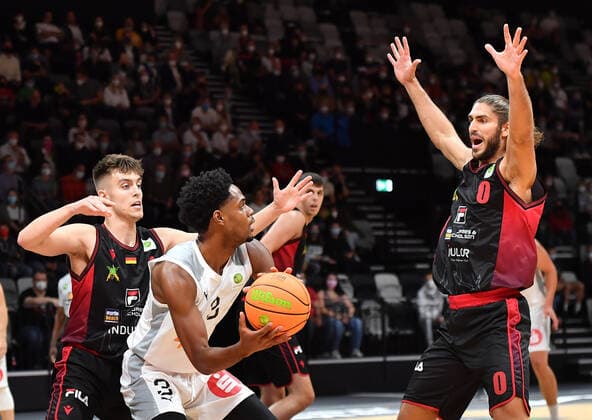 18 09 2021 Basketball Season 2021 2022 2 Bundesliga Pro A 01 Matchday Nuremberg Falcons Basketball Club NBC Artland Dragons OGo Antonio Lee A J AJ Davis Jr 3, Nuremberg Falcons BC NBC Adam Pechacek 0, Artland Dragons