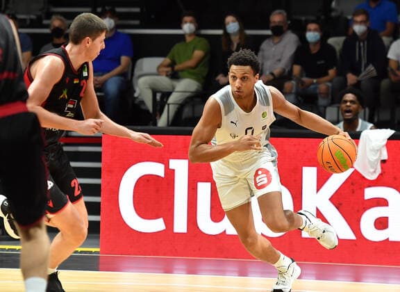 18 09 2021 Basketball Saison 2021 2022 2 Bundesliga Pro A 01 Spieltag Nürnberg Falcons Basketball Club NBC Artland Dragonss OGo Jacob Knauf 25, Artland Dragons Matthew Moyer 0, Nürnberg Falcons BC NBC