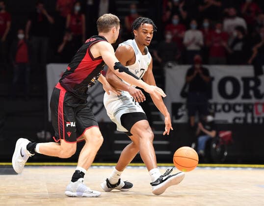 18 09 2021 Basketball Season 2021 2022 2 Bundesliga Pro A 01 Matchday Nürnberg Falcons Basketball Club NBC Artland Dragonss OGo Zachary Ensminger 1, Artland Dragons Evan Taylor 10, Nürnberg Falcons BC NBC