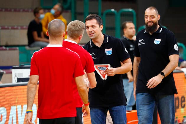 Basketball expert Jakob Cup 2021 in the Oberfrankenhalle in Bayreuth season 2021 2022 SIG Strasbourg against Syntainics MBC Igor Jovovic Syntainics MBC coach