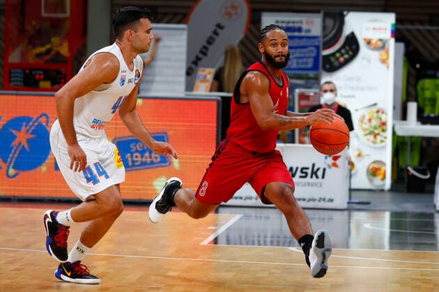 Basketball expert Jakob Cup 2021 at Oberfrankenhalle in Bayreuth Season 2021 2022 SIG Strasbourg vs Syntainics MBC John Roberson SIG Strasbourg 3 right Nikolas Rebic Syntainics MBC 44 left