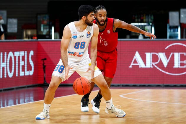 Basketball expert Jakob Cup 2021 in the Oberfrankenhalle in Bayreuth season 2021 2022 SIG Strasbourg against Syntainics MBC John Roberson SIG Strasbourg 3 right Behnam Yakhchali Syntainics MBC 88 left