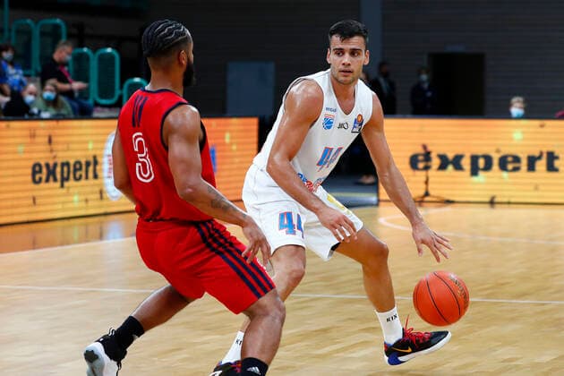 Basketball expert Jakob Cup 2021 at Oberfrankenhalle in Bayreuth Season 2021 2022 SIG Strasbourg vs Syntainics MBC John Roberson SIG Strasbourg 3 left Nikolas Rebic Syntainics MBC 44 right