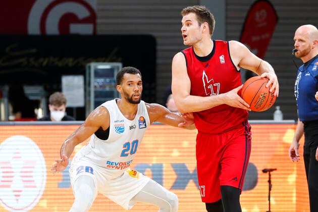 Basketball expert Jakob Cup 2021 at Oberfrankenhalle in Bayreuth Season 2021 2022 SIG Strasbourg vs Syntainics MBC Jaromir Bohacik SIG Strasbourg 17 right Morris Jamel Syntainics MBC 20 left