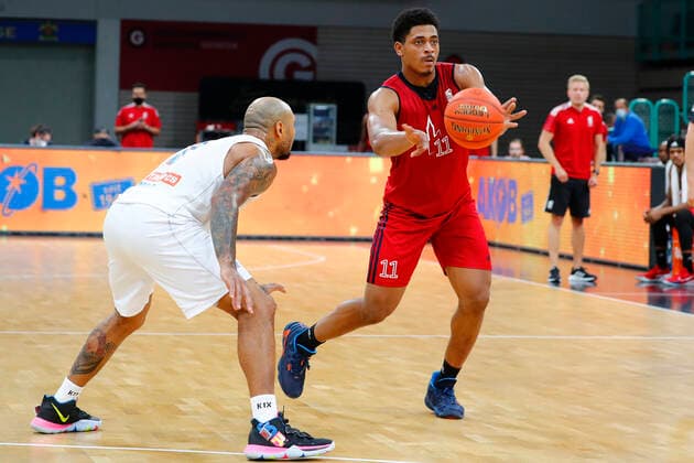 Basketball expert Jakob Cup 2021 at Oberfrankenhalle in Bayreuth Season 2021 2022 SIG Strasbourg vs Syntainics MBC Matt Mitchell SIG Strasbourg 11 right Sergio Kerusch Syntainics MBC 7 left