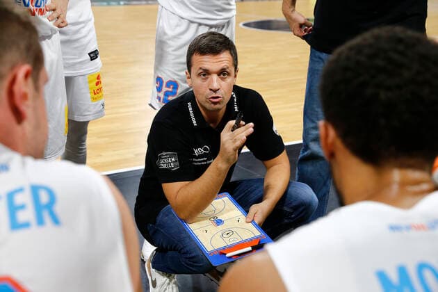 Basketball expert Jakob Cup 2021 in the Oberfrankenhalle in Bayreuth season 2021 2022 SIG Strasbourg against Syntainics MBC Igor Jovovic Syntainics MBC coach