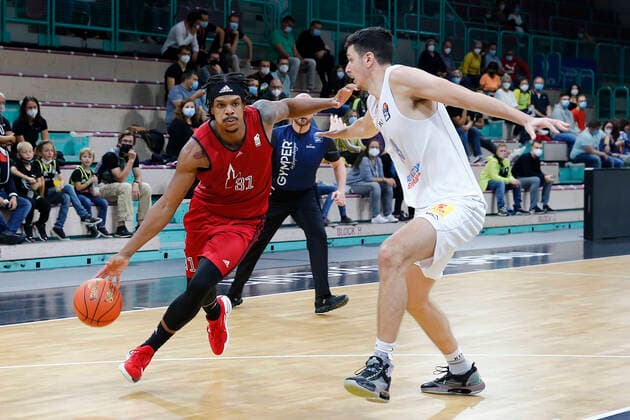 Basketball expert Jakob Cup 2021 at Oberfrankenhalle in Bayreuth Season 2021 2022 SIG Strasbourg vs Syntainics MBC Jarell Eddie SIG Strasbourg 31 left Goran Huskic Syntainics MBC 23 right