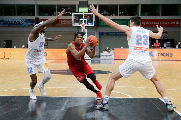Basketball expert Jakob Cup 2021 in the Oberfrankenhalle in Bayreuth Season 2021 2022 SIG Strasbourg vs Syntainics MBC Jarell Eddie SIG Strasbourg 31 middle Chris Coffey Syntainics MBC 22 left Goran Huskic Syntainics MBC 23 right