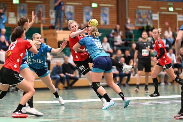 Handball I Women I Season 2021 2022 I 1 HBF I 3 Matchday I Buxtehuder SV SV Union Halle Neustadt I 19 09 2021 Helena Mikkelsen 24, SV Union Halle Neustadt Wildcats is held by Maxi Muehlner 10, Buxtehuder Sportverein. Copyright: xBEAUTIFULxSPORTS Schlikisx