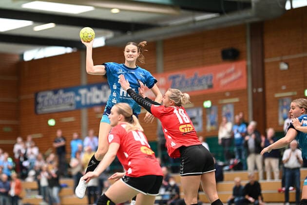 Handball I Women I Season 2021 2022 I 1 HBF I 3 Matchday I Buxtehuder SV SV Union Halle Neustadt I 19 09 2021 clearance by Liv Suechting 2, Buxtehuder Sportverein , which Lea Gruber 19, SV Union Halle Neustadt Wildcats cant prevent. Copyright: xBEAUTIFULxSPORTS Schlikisx
