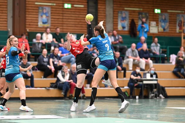 Handball I Women I Season 2021 2022 I 1 HBF I 3 Matchday I Buxtehuder SV SV Union Halle Neustadt I 19 09 2021 Helena Mikkelsen 24, SV Union Halle Neustadt Wildcats is pushed by Liv Suechting 2, Buxtehuder Sportverein Copyright: xBEAUTIFULxSPORTS Schlikisx