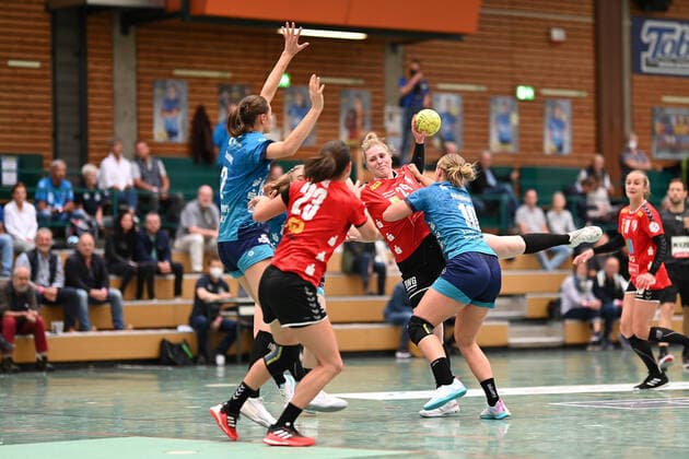 Handball I Women I Season 2021 2022 I 1 HBF I 3 Matchday I Buxtehuder SV SV Union Halle Neustadt I 19 09 2021 Helena Mikkelsen 24, SV Union Halle Neustadt Wildcats is held by Maxi Muehlner 10, Buxtehuder Sportverein. Copyright: xBEAUTIFULxSPORTS Schlikisx